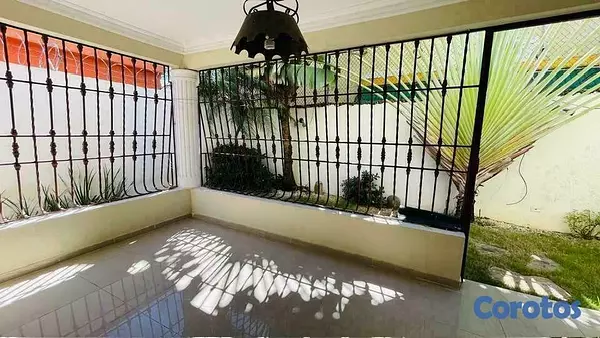 casas - Casa de dos niveles en Mirador del Este 2