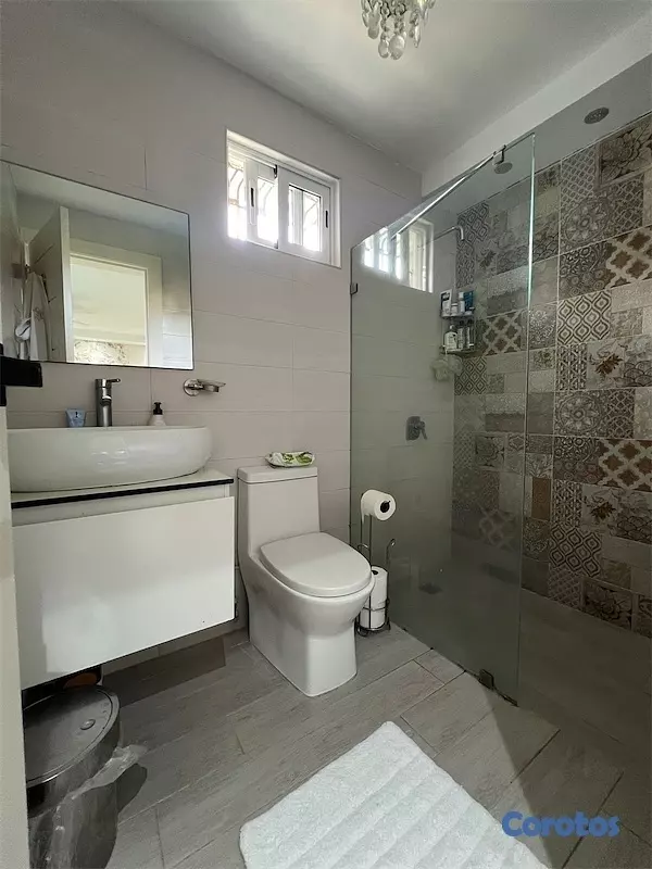 casas - Venta de casa en Arroyo Hondo 3 Distrito Nacional con piscina y 1200mts 4