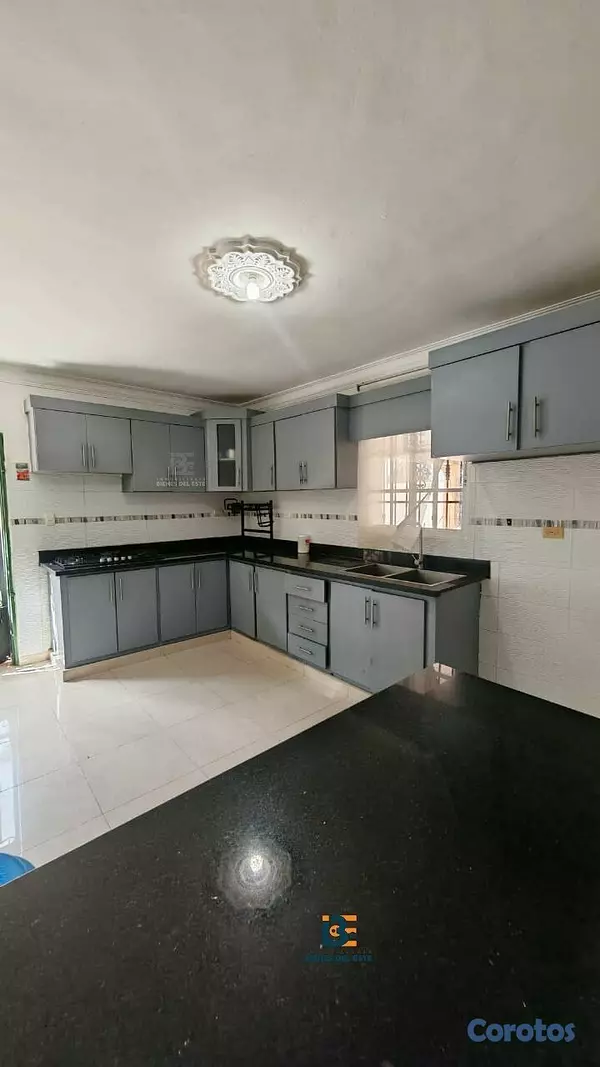 casas - Se vende amplia casa DE ESQUINA en la Entrada del  5