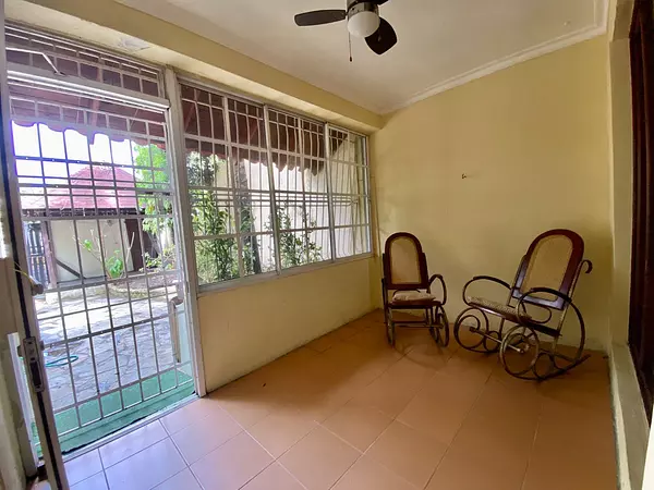 casas - Vendo casa de oportunidad en la Avenida  Próceres. 6