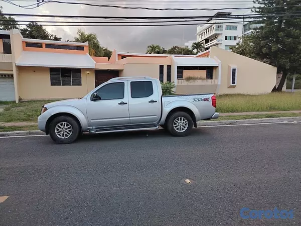 jeepetas y camionetas - Nissan frontier SV 2015 transmisión mecánica  3