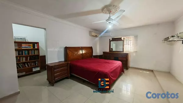 casas - Se vende amplia casa DE ESQUINA en la Entrada del  7