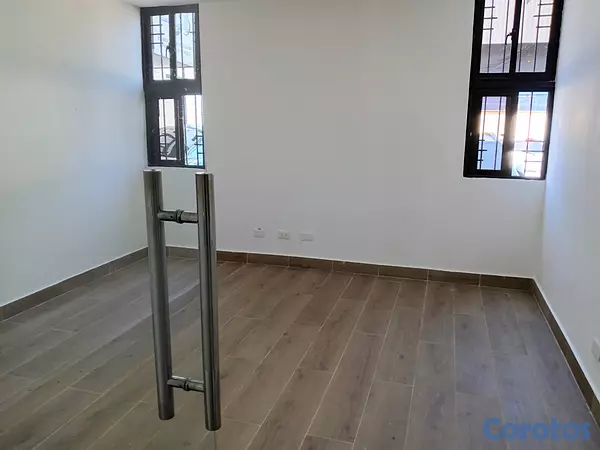 oficinas y locales comerciales - Oficina en alquiler primer nivel en la 27 de febre 2