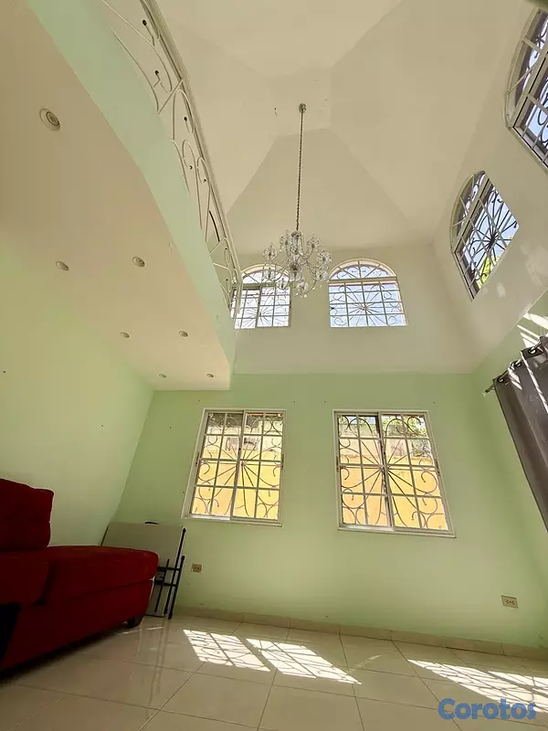 casas - Se vende casa frente a la Sirena de la charles de  4