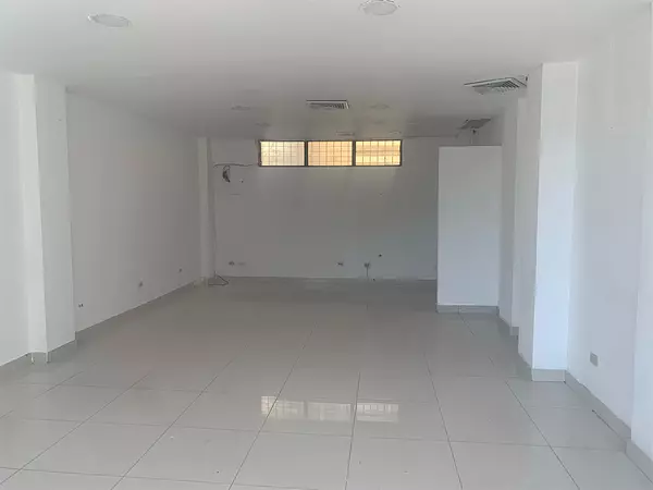 oficinas y locales comerciales - Local en Piantini buena ubicación  6