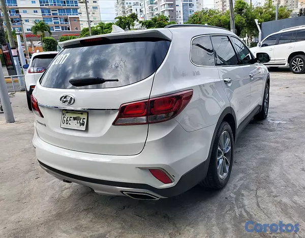 jeepetas y camionetas - Hyundai Santa Fe SE 2017 4