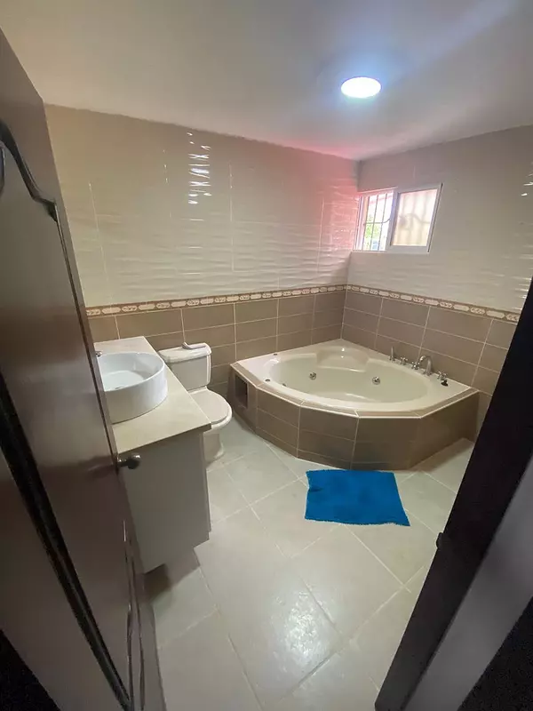 casas - Amplia Casa 2 Niveles en Venta en Jardines del Norte 4