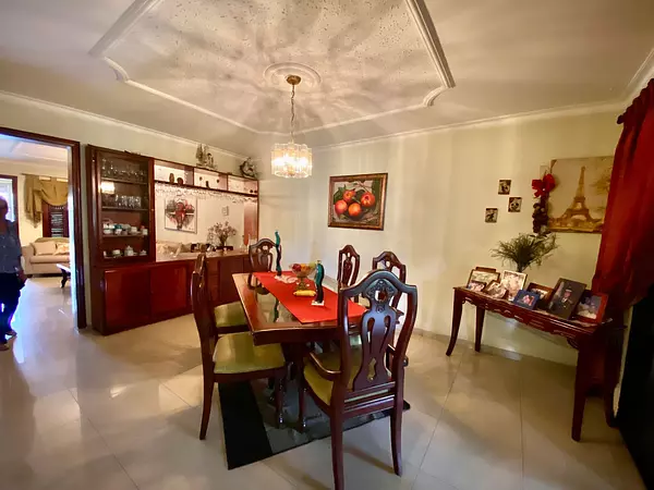 casas - Vendo casa de oportunidad en la Avenida  Próceres. 8