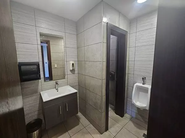 oficinas y locales comerciales - 🔵Alquilo Local 6to piso para oficina 208 mts en la esperilla 
 3