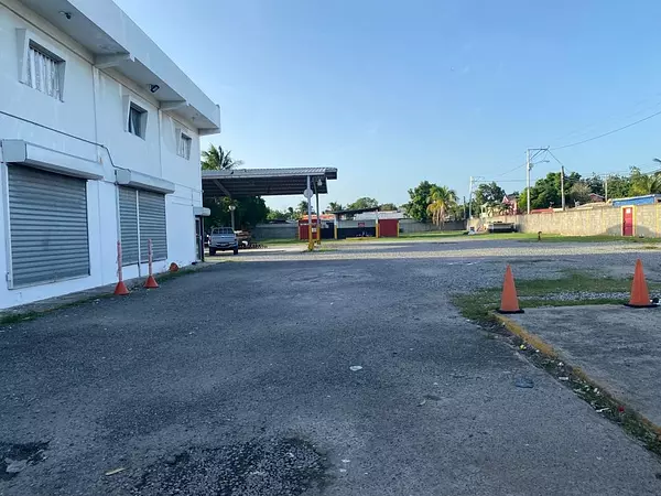 oficinas y locales comerciales - Se alquila local para estación de gas en Las Americas con oficinas 3