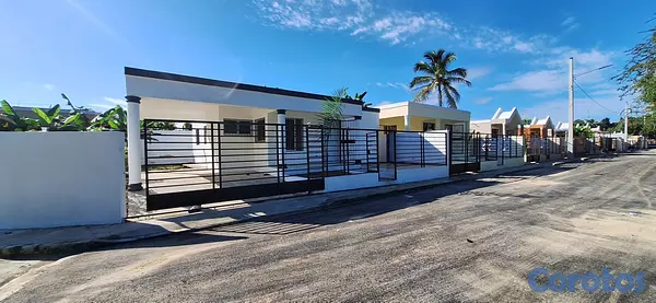 casas - Hermosa y cómoda casa en solar de 300m2, patio y t 15