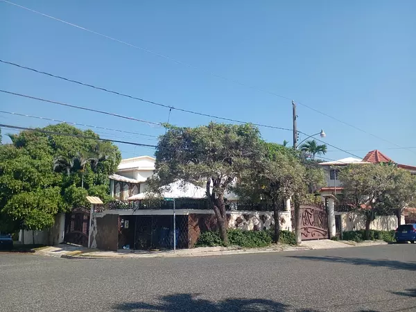 casas - Espaciosa Casa con Piscina en Arroyo Hondo, Santo Domingo 3
