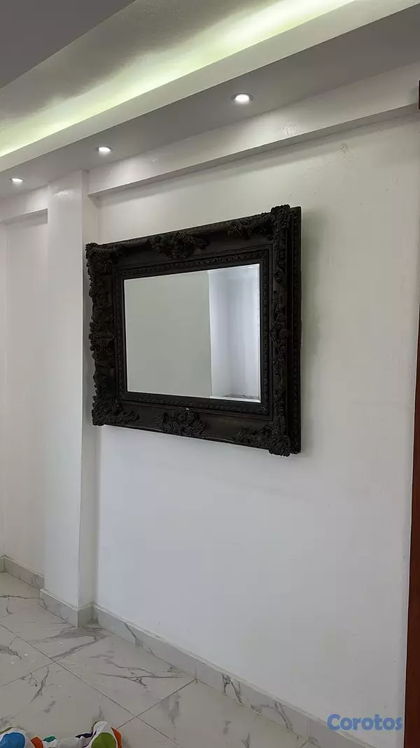 decoración y accesorios - Espejo amplio con marco en caoba y diseño tallado  1
