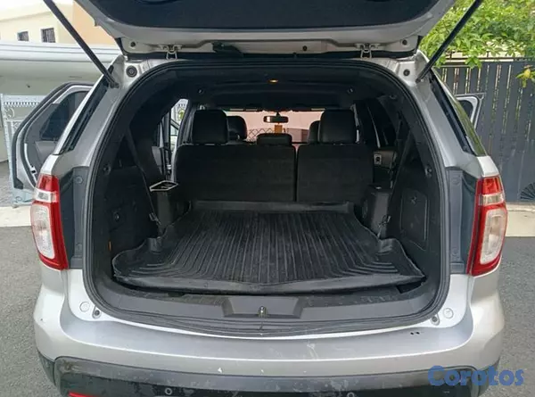 jeepetas y camionetas - Ford Explorer 2014 XLT – 3 Filas, asientos en piel 9