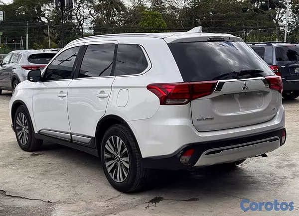 jeepetas y camionetas - Mitsubishi Outlander SEL 2019  
 4