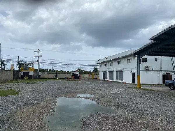 oficinas y locales comerciales - Se alquila local para estación de gas en Las Americas con oficinas 4