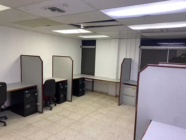 oficinas y locales comerciales - Se alquila local para estación de gas en Las Americas con oficinas 5