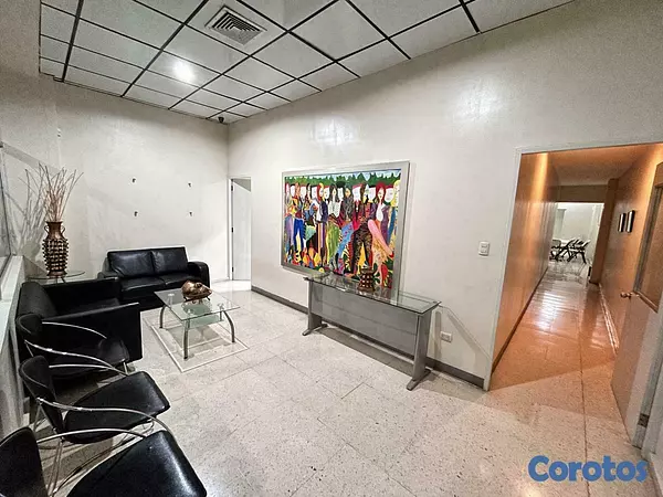 oficinas y locales comerciales - OFICINA 130 MTS EN LA ROMULO EXCELENTE UBICACIÓN PLAZA CONCURRIDA IDEAL ACCESO 8