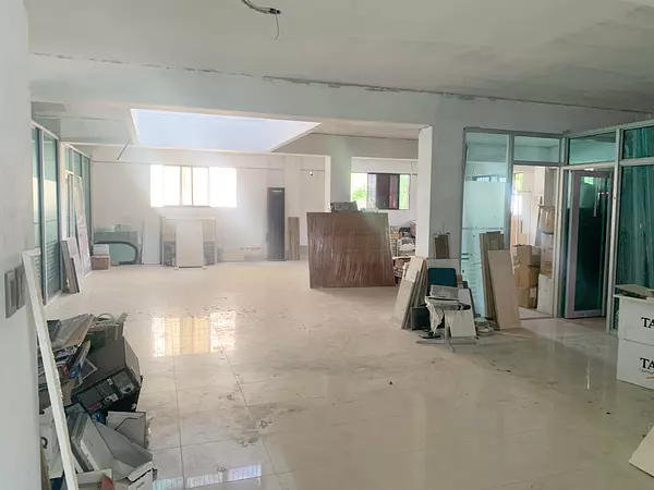 oficinas y locales comerciales - local en Evaristo morales 8