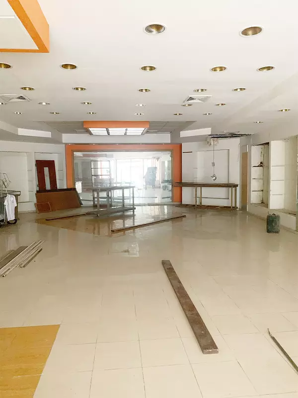 oficinas y locales comerciales - Local amplio en zona colonial 3