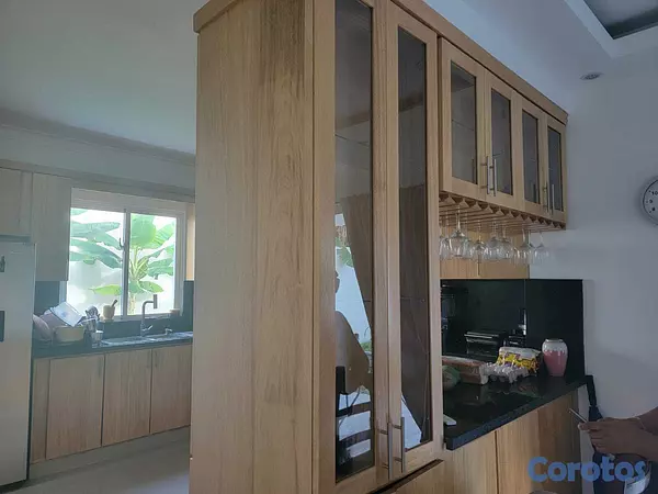 casas - VENDO casa en Av. Rep. de  Colombia detrás de La S 3