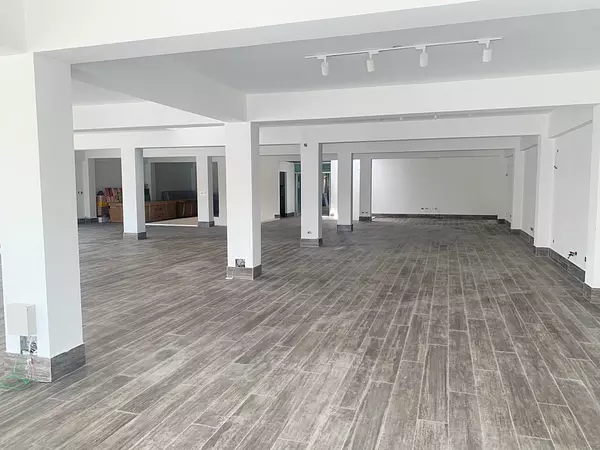 oficinas y locales comerciales - local en Evaristo morales 5