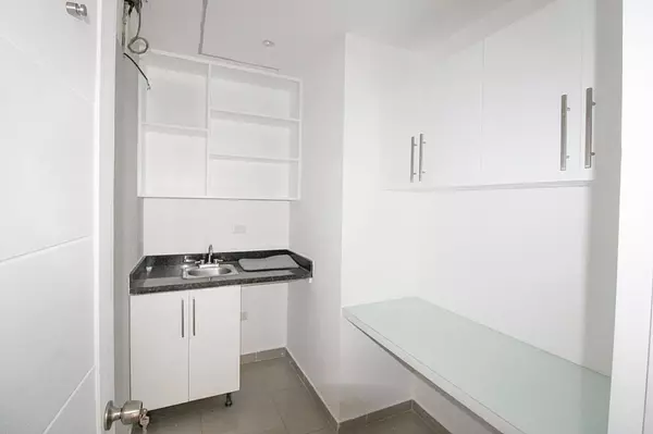 oficinas y locales comerciales - 🔵 Alquilo Local Comercial 45 mts En Piantini 2do Piso
 2