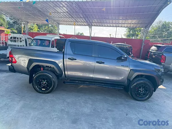 jeepetas y camionetas - Hilux 2023 GR Sport !
con solo 25mil kilómetros , cero detalles .
  4