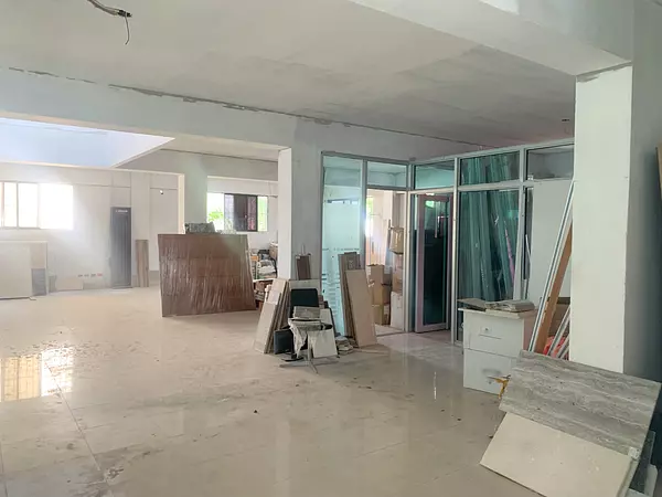 oficinas y locales comerciales - local en Evaristo morales 7