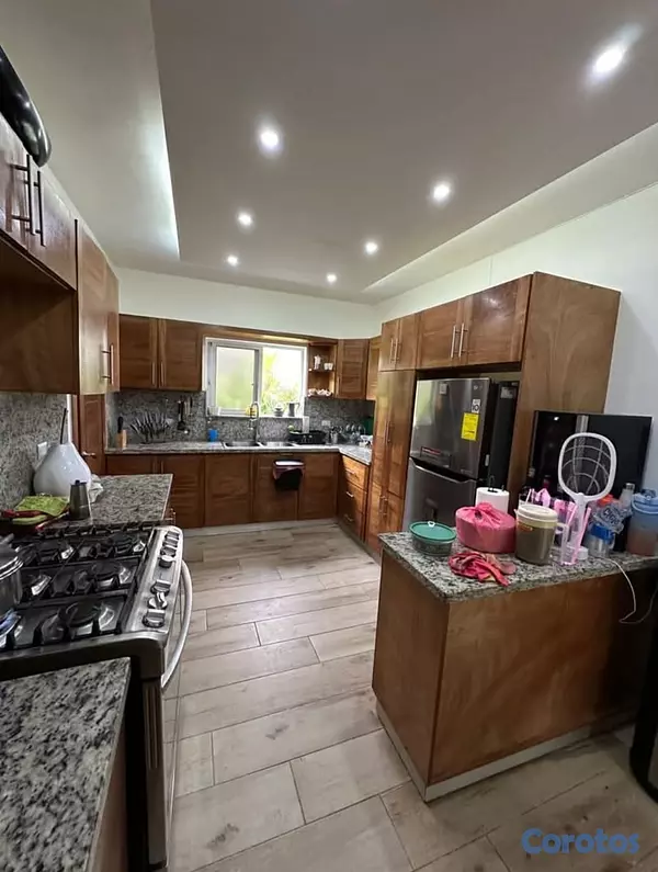 casas - Casa de dos niveles + marquesina en el 5to centena 8