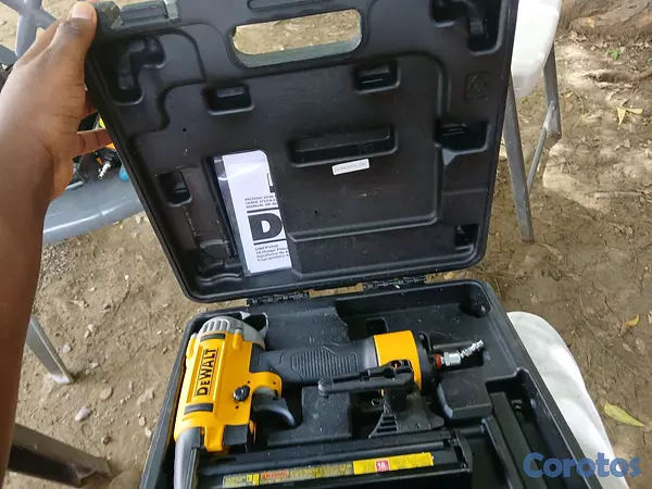 equipos profesionales - Clavadora Neumática de Acabado DeWalt DWFP12233 Calibre 18 con estuche rígido 2