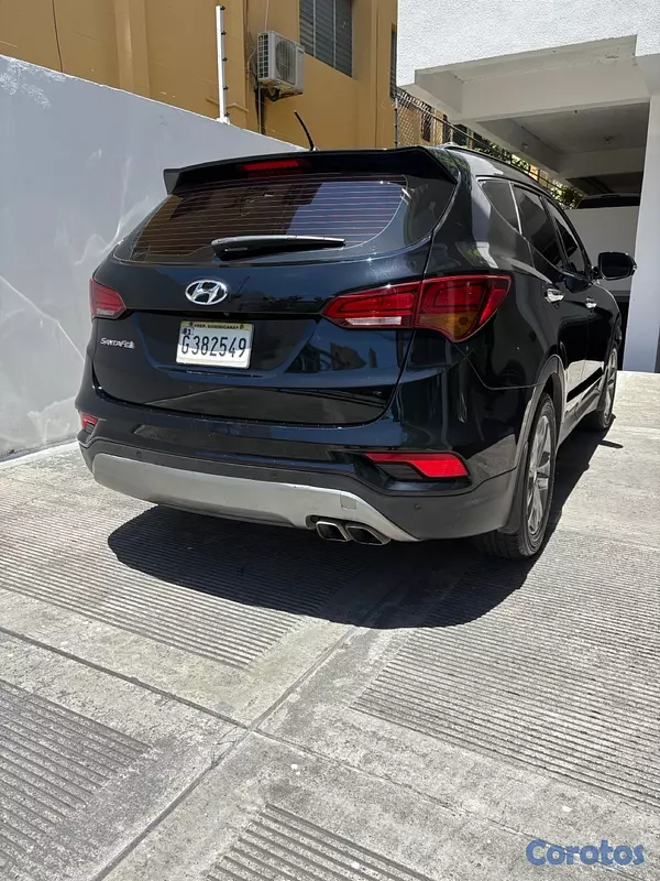 jeepetas y camionetas - Hyundai Santa Fe negra en buen estado. 3