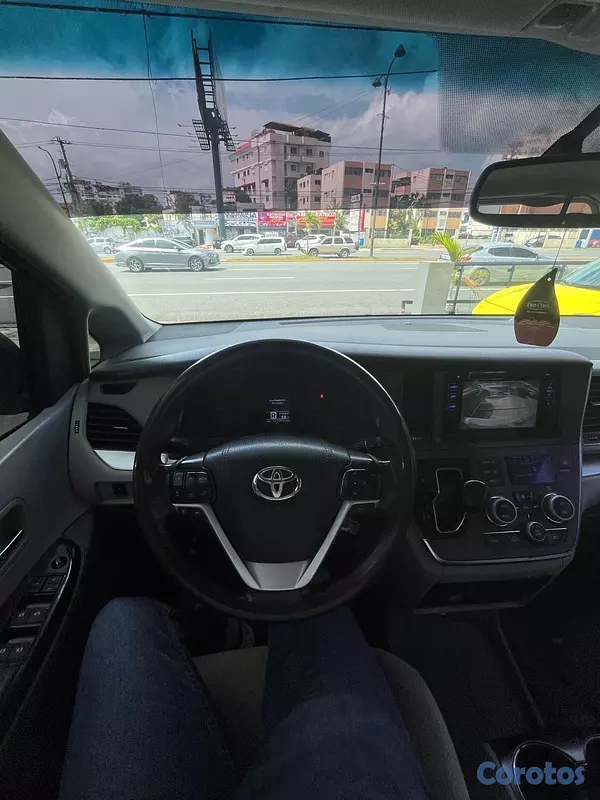 jeepetas y camionetas - Toyota Sienna LE AWD 2017
 9