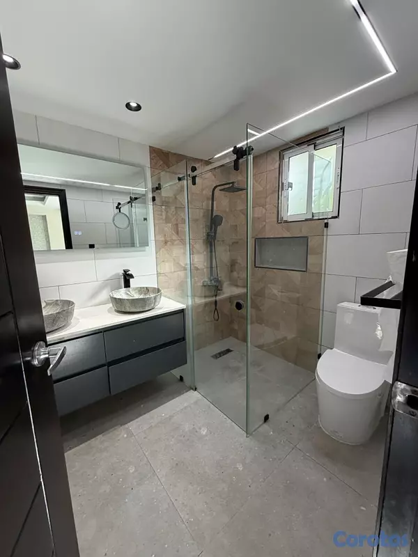 apartamentos - vendo jardines del Sur piso 3 remodelado tres habitaciones 2 baños dos parqueos  8