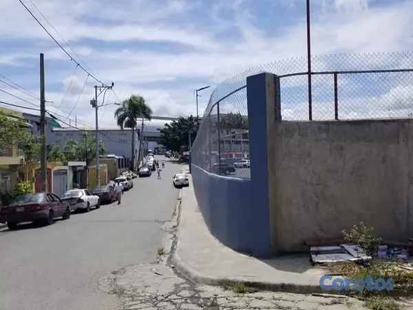 oficinas y locales comerciales - Se vende Parqueo Comercial detrás parada Metro Mamá Tingó 4