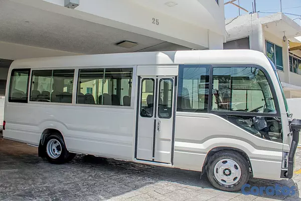 camiones y vehiculos pesados - Toyota Coaster 2026 5