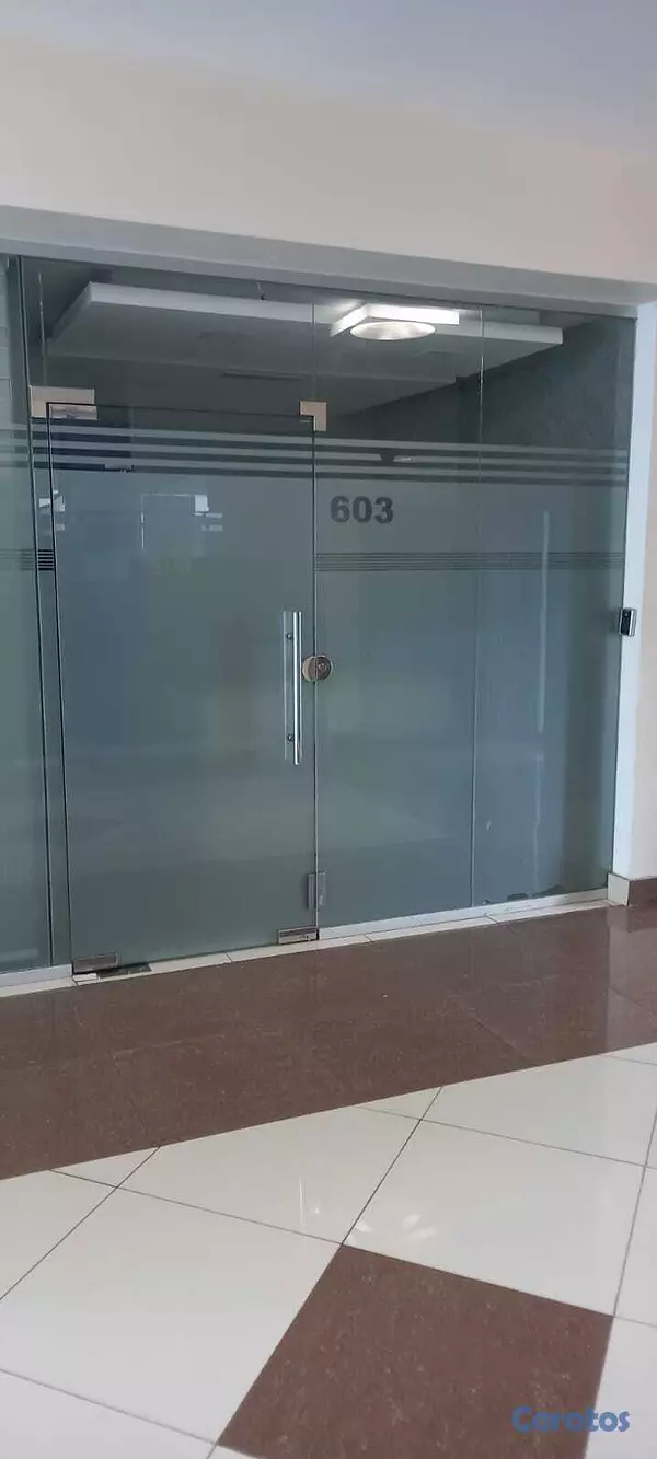 oficinas y locales comerciales - Oficina Totalmente Amueblada En Alquiler En Plaza  6