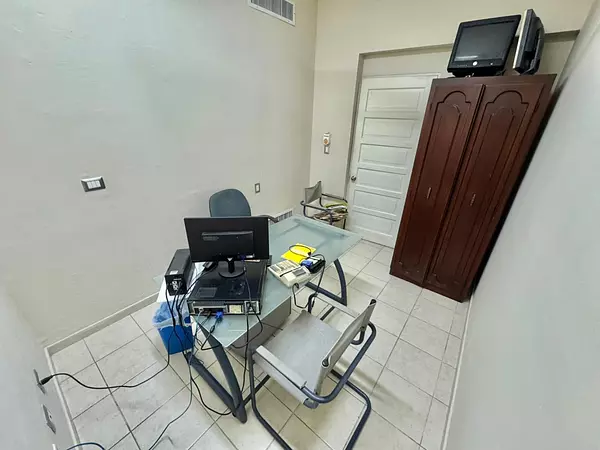 oficinas y locales comerciales - Vendo local comercial en La Zona Universitaria  8