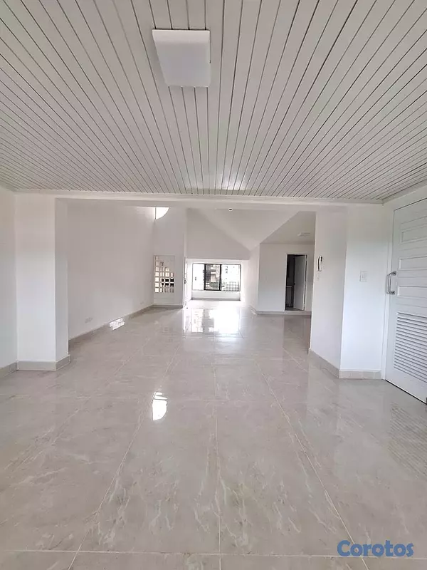 apartamentos - vendí Evaristo Morales piso 4 tres habitaciones con su baño no ascensor parqueo 2