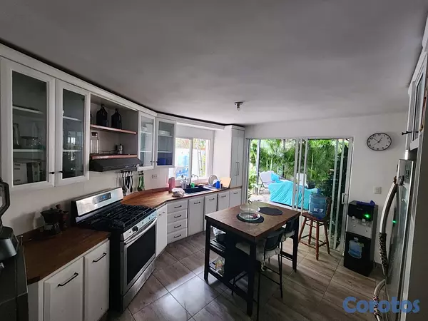 casas - vendo casa gacela avenida independencia dos niveles tres habitaciones dos parque 8