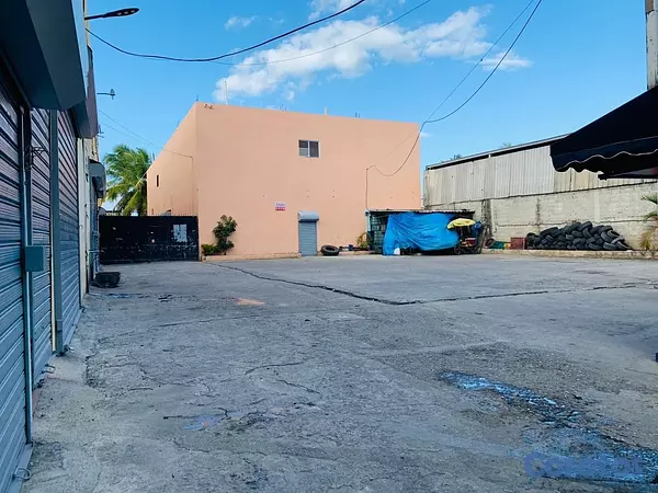 oficinas y locales comerciales - Alquilo nave en santo Domingo este  5
