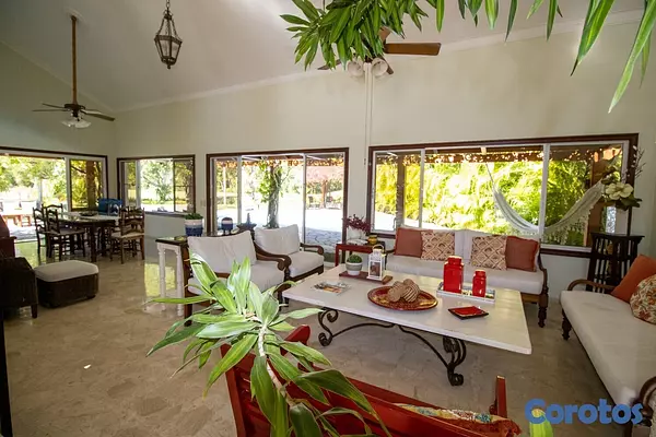 casas vacacionales y villas - Espaciosa villa de estilo clásico distribuida en dos niveles. 9