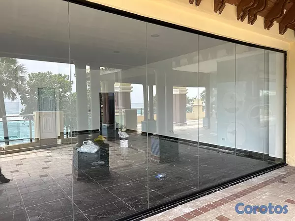 oficinas y locales comerciales - LOCAL CON UNA DE LAS MEJORES VISTAS HACIA EL MAR EN EL 3er NIVEL. 4