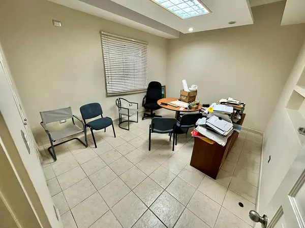 oficinas y locales comerciales - Vendo local comercial en La Zona Universitaria  9