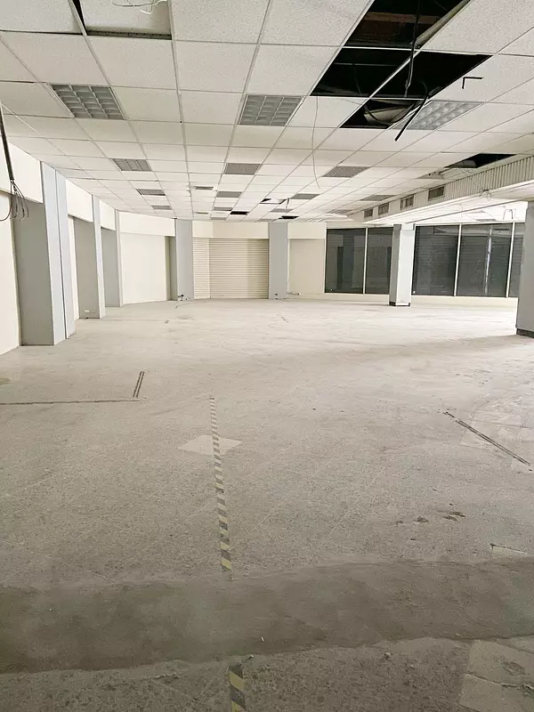 oficinas y locales comerciales - Local esquinero céntrico  2