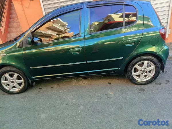 carros - Toyota Vitz 2002 – Económico y confiable 4