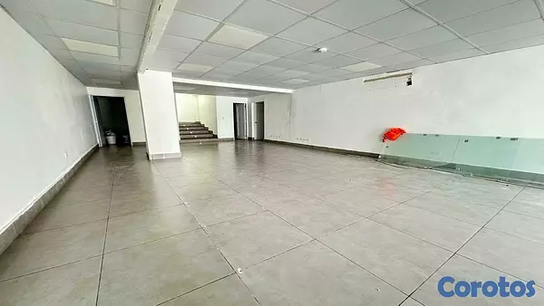 oficinas y locales comerciales - Local amplio para Oficina en Primer Piso en los Restauradores 8