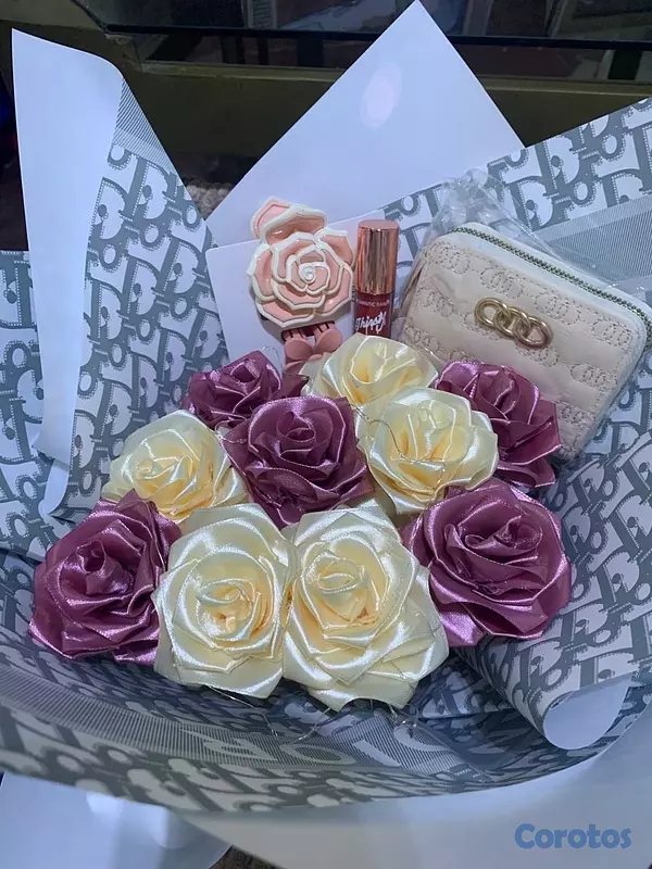 Otros productos - vendo arreglo de flores eternas y combos de cartera con llavero  5