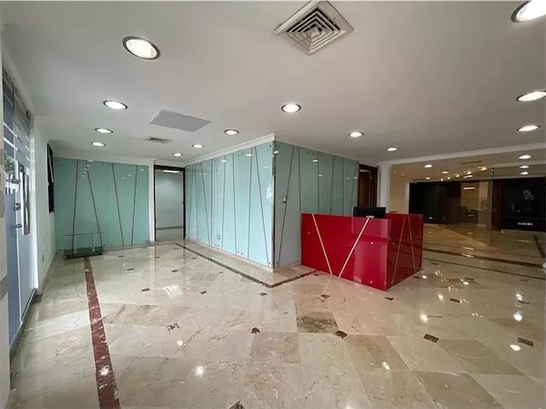 oficinas y locales comerciales - Local en Naco Amplio 2