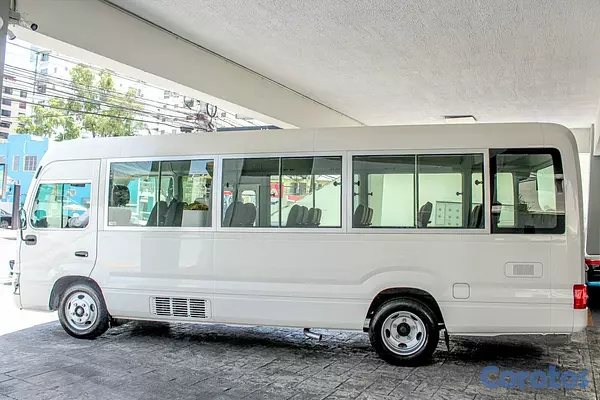 camiones y vehiculos pesados - Toyota Coaster 2026 9